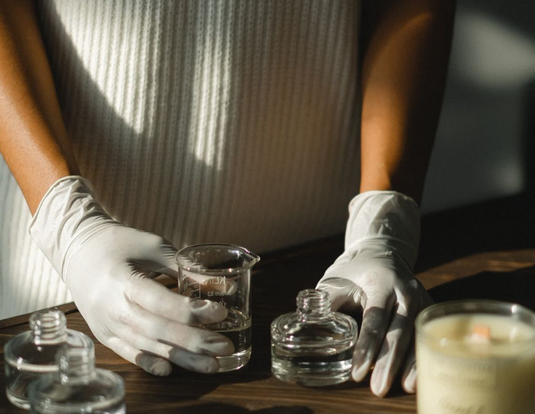 DOĞAL VE SENTETİK HAMMADDELER; Parfümcünün Paleti